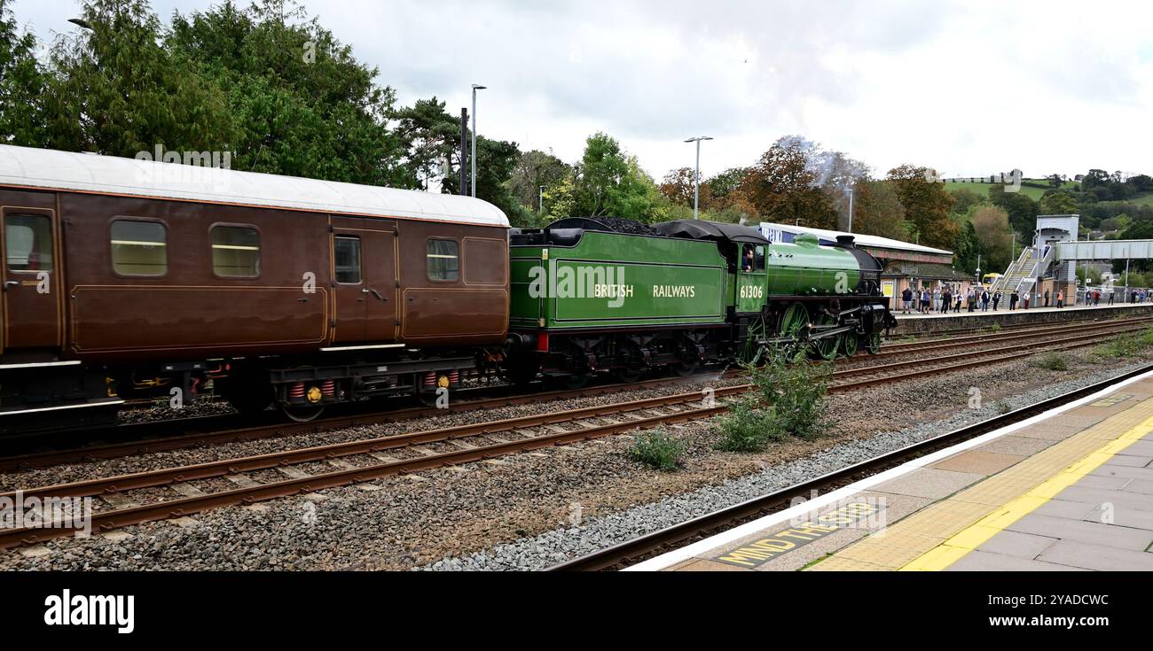 LNER Thompson Classe B1 No 61306 Mayflower attira una folla mentre passa per Totnes, nel South Devon, con il tour ferroviario Golden Hind a Plymouth. Foto Stock