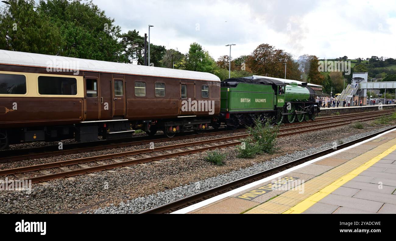 LNER Thompson Classe B1 No 61306 Mayflower attira una folla mentre passa per Totnes, nel South Devon, con il tour ferroviario Golden Hind a Plymouth. Foto Stock