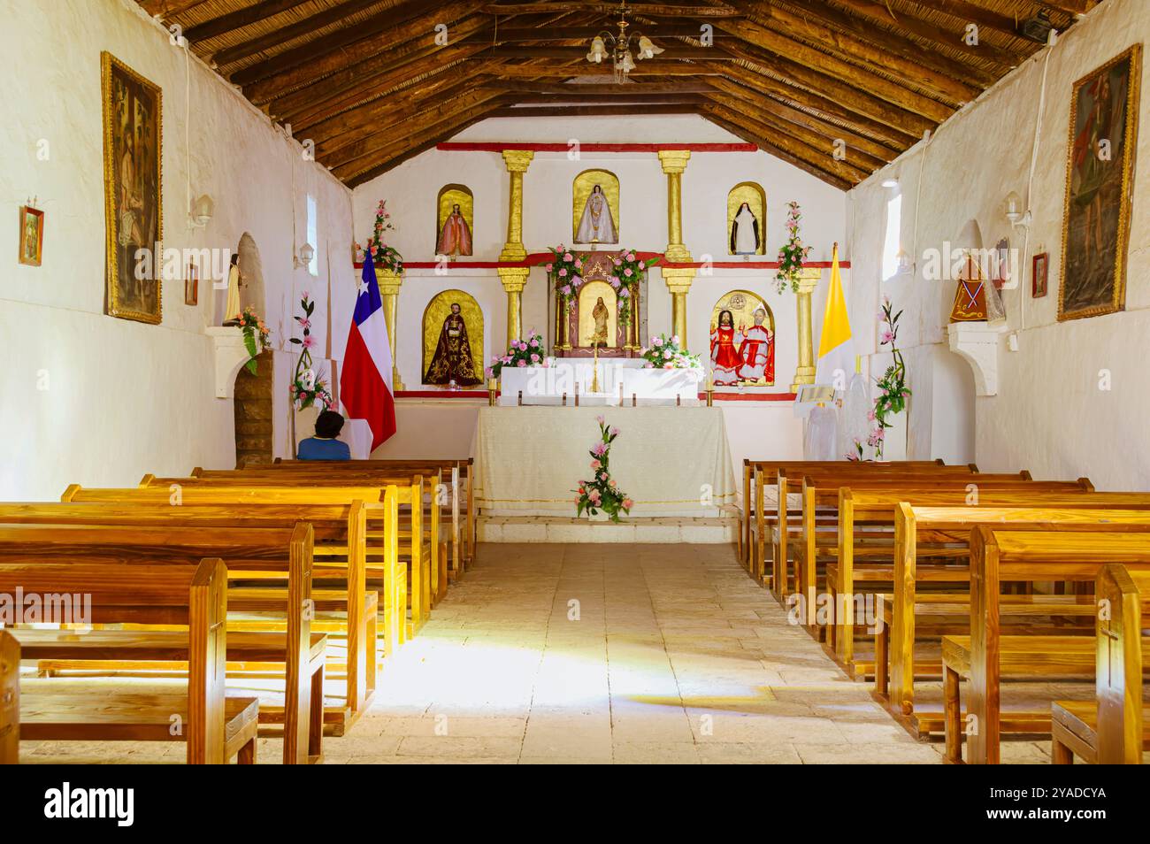 San Pedro de Atacama, Cile, 6 settembre 2013: Serene Sanctuary: Rustic Chapel Interior in San Pedro de Atacama Foto Stock