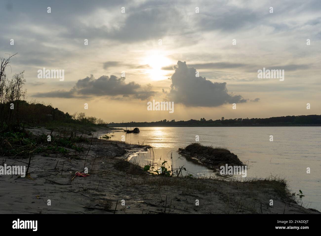 Fiume Gorai-Madhumati del Bangladesh. Sabbia nel fiume. Un'immagine di sfondo del tramonto sul fiume. Natura fluviale del Bangladesh. Foto Stock