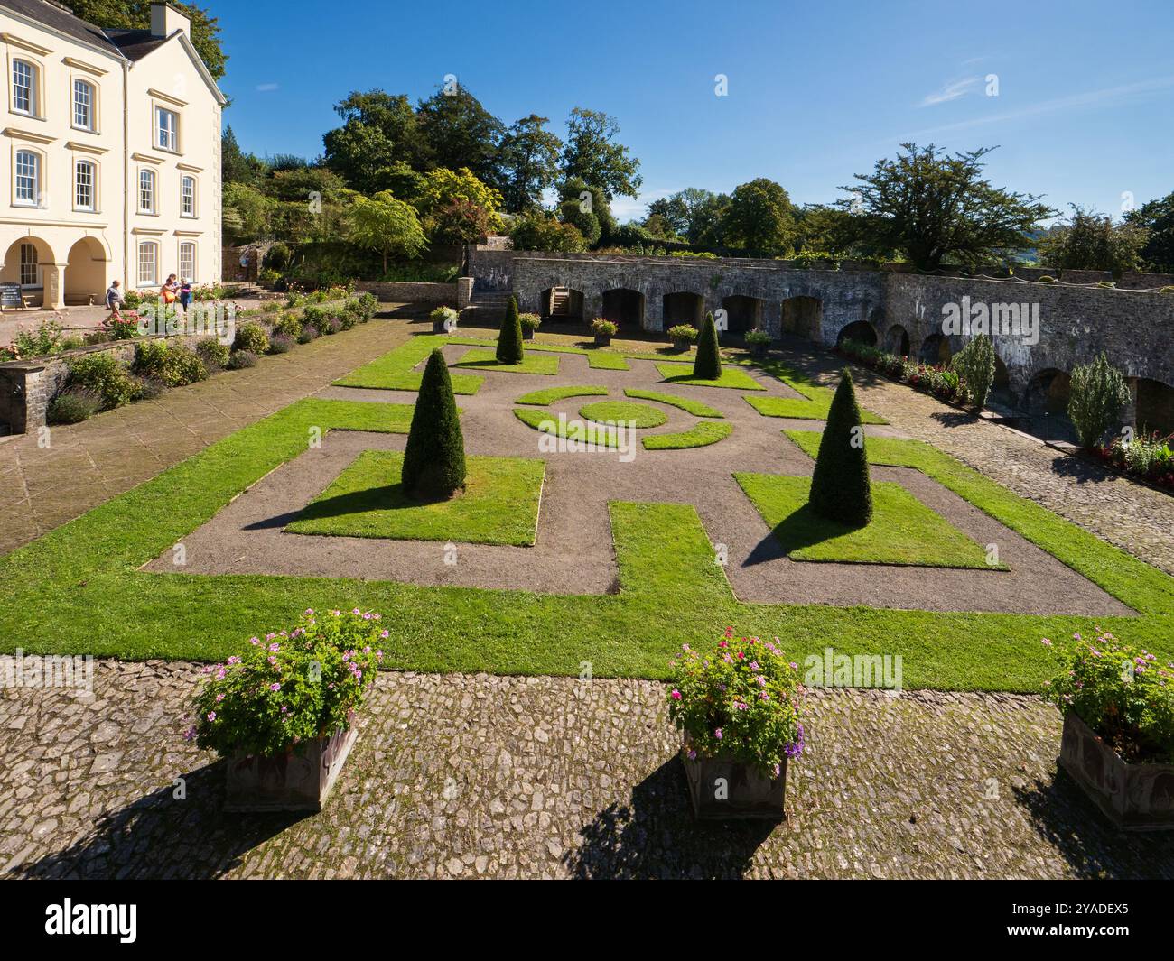 Vista sul Cloister Garden di Aberglasney Gardens, Galles del Sud, Regno Unito Foto Stock