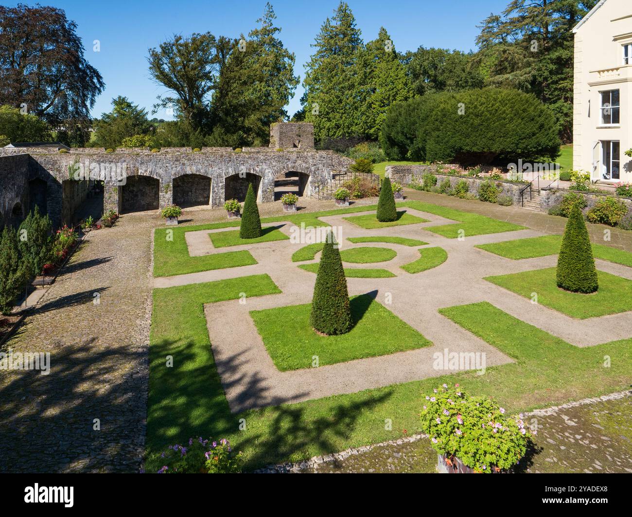Vista sul Cloister Garden di Aberglasney Gardens, Galles del Sud, Regno Unito Foto Stock