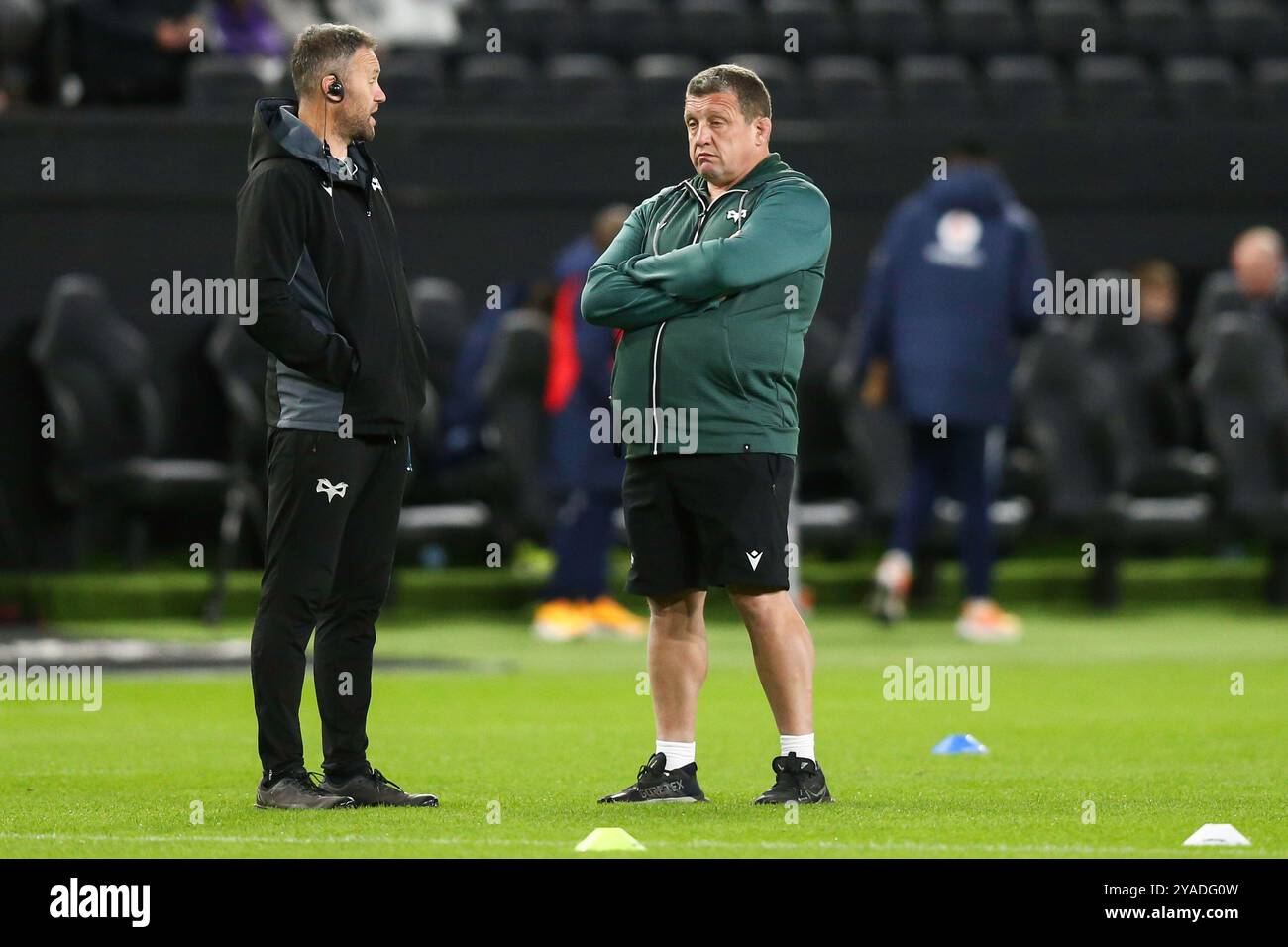 Swansea, Regno Unito. 12 ottobre 2024. L'allenatore degli Ospreys Mark Jones e l'allenatore degli Ospreys Toby Booth prima dell'incontro Ospreys vs Bulls URC Rugby. Crediti: Gruffydd Thomas/Alamy Foto Stock