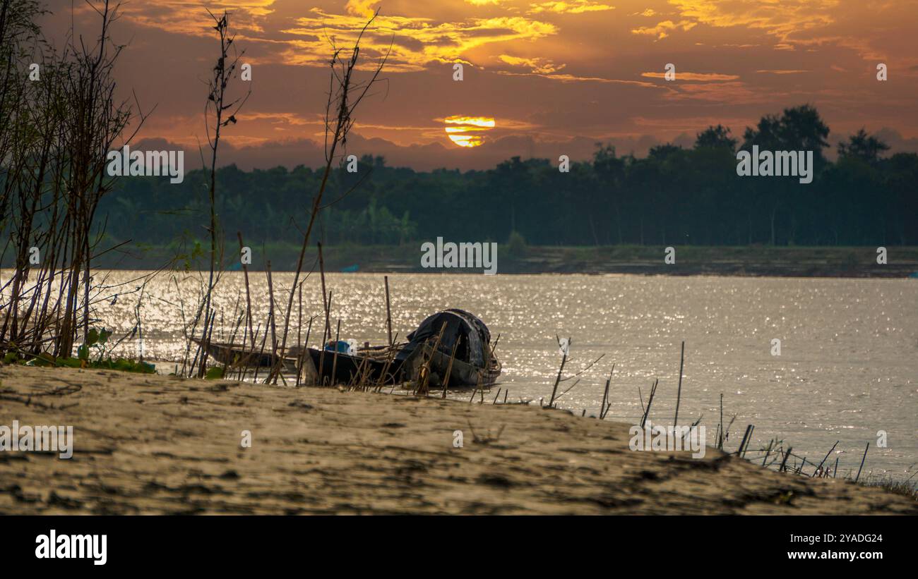 Fiume Gorai-Madhumati del Bangladesh. Una vista deliziosa al tramonto vicino al fiume. Un fiume scorre sotto il cielo serale. Foto Stock