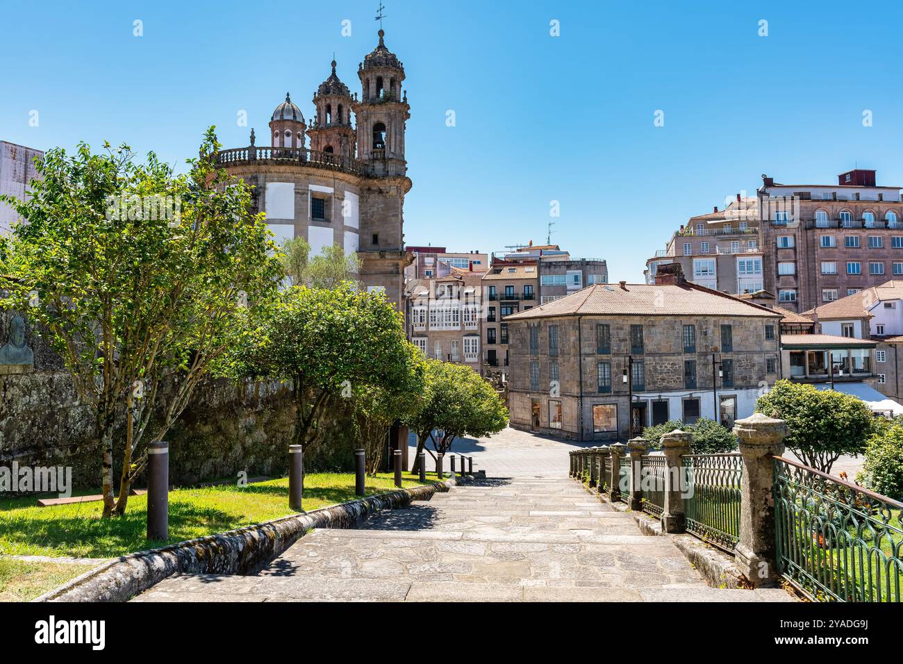 Complesso monumentale della città di Pontevedra con vecchie case, chiese e parchi fioriti, Galizia. Foto Stock