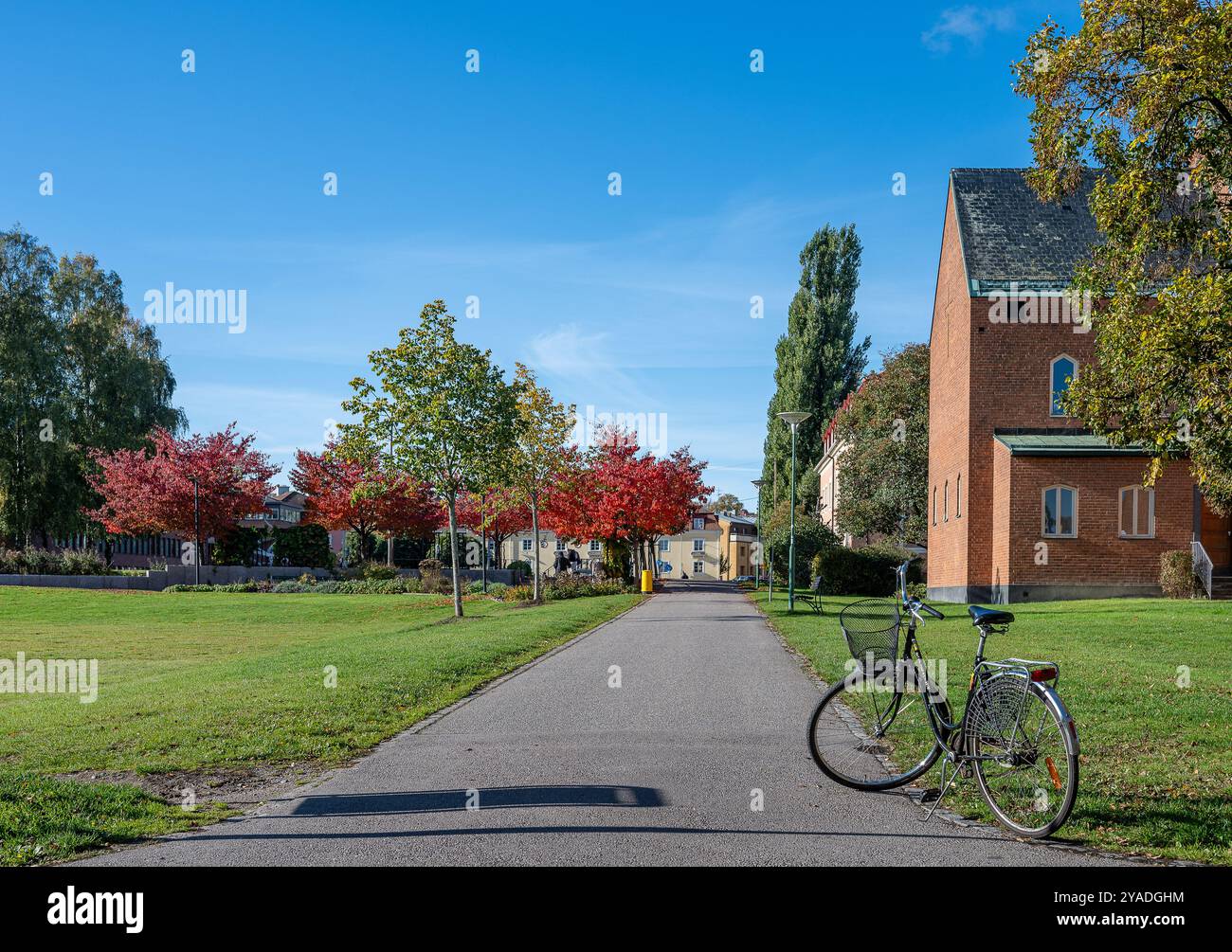 Chiesa Korskyrkan nel parco cittadino Vasaparken durante l'autunno a Norrköping ottobre 2024. Norrköping è una storica città industriale della Svezia. Foto Stock