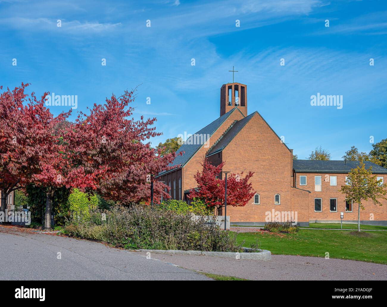 Chiesa Korskyrkan nel parco cittadino Vasaparken durante l'autunno a Norrköping ottobre 2024. Norrköping è una storica città industriale della Svezia. Foto Stock