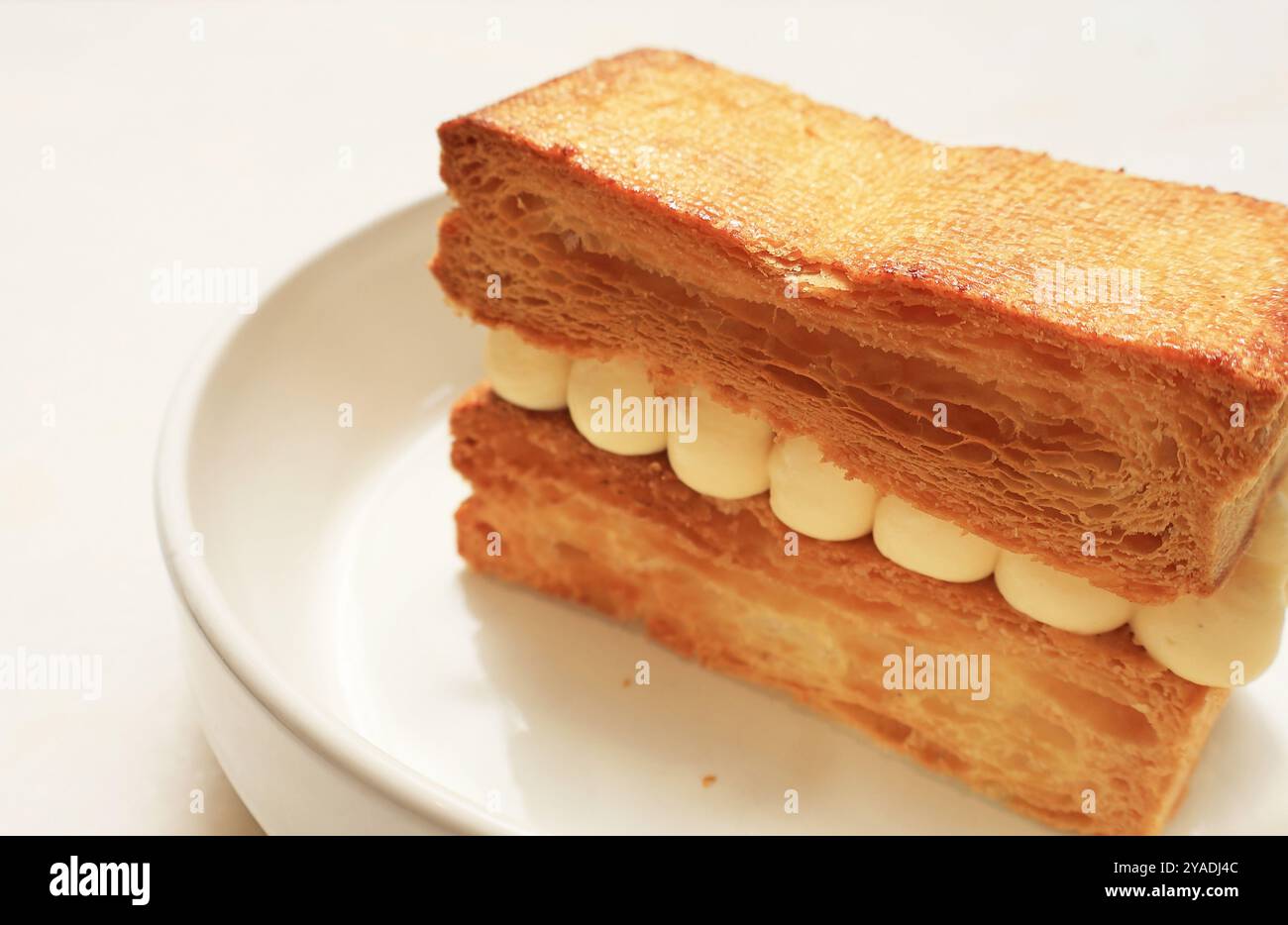 Deliziosa pasta sfoglia croccante e Buttery mille Feuille Foto Stock