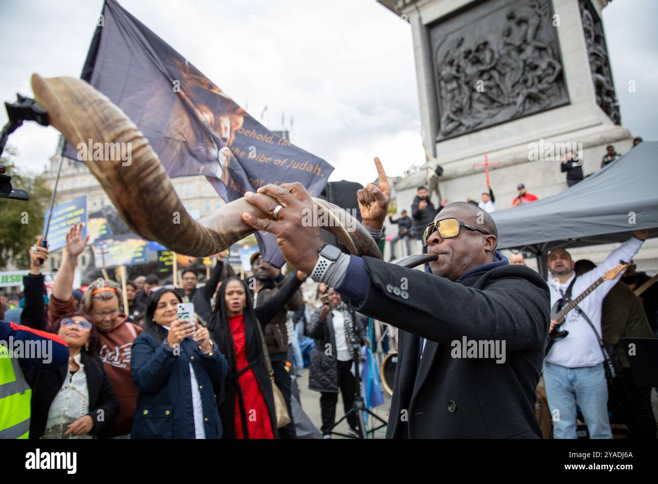 Un discepolo di Cristo soffia un corno durante la marcia. Centinaia di cristiani hanno partecipato alla marcia per Gesù. I discepoli di Cristo tennero poi una manifestazione a Trafalgar Square, dove ascoltarono discorsi, musica dal vivo e preghiere. (Foto di James Willoughby / SOPA Images/Sipa USA) Foto Stock