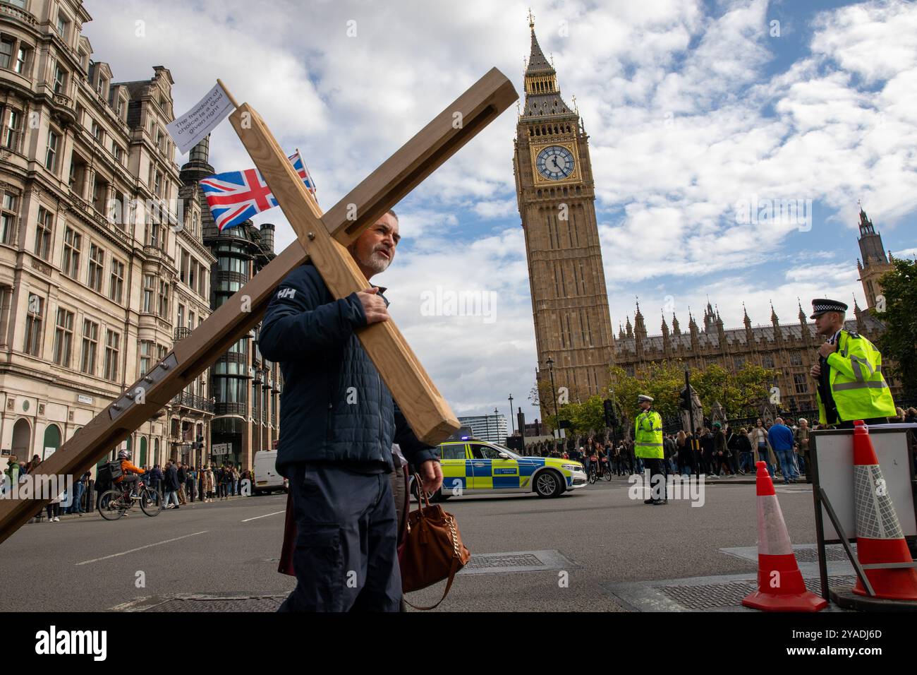 Un discepolo di Cristo porta una croce davanti al Big Ben durante la marcia. Centinaia di cristiani hanno partecipato alla marcia per Gesù. I discepoli di Cristo tennero poi una manifestazione a Trafalgar Square, dove ascoltarono discorsi, musica dal vivo e preghiere. (Foto di James Willoughby / SOPA Images/Sipa USA) Foto Stock