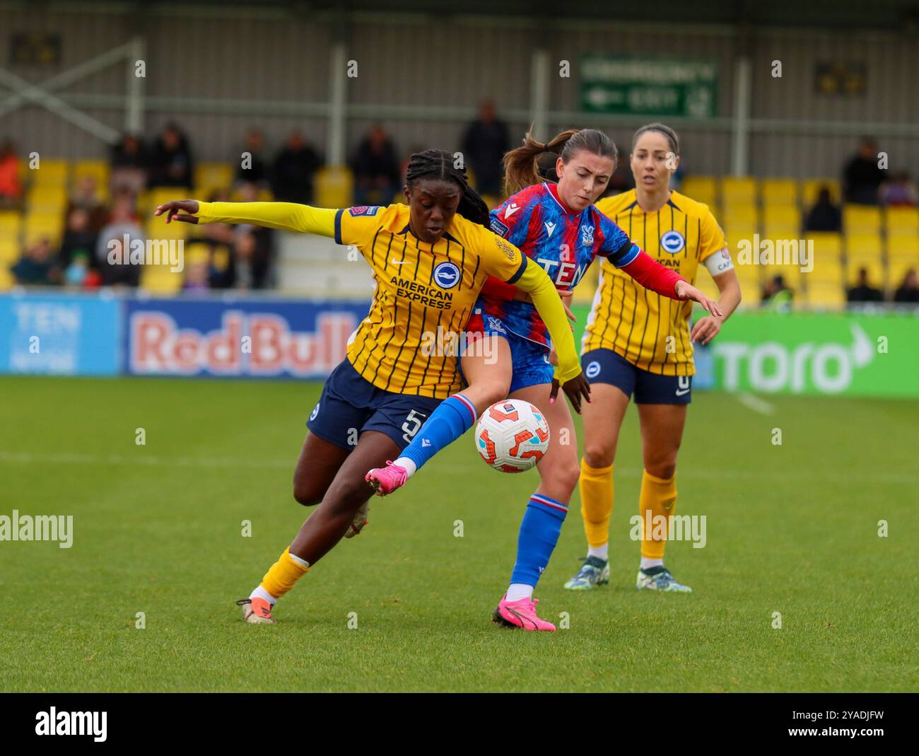 VBS Community Stadium, Sutton, Londra, Regno Unito. 13 ottobre 2024. Michelle Agyemang (59 Brighton) sotto pressione durante la partita di Barclays Women's Super League tra Crystal Palace e Brighton e Hove Albion domenica 13 ottobre 2024 al VBS Community Stadium di Sutton, Londra, Inghilterra. (Claire Jeffrey/SPP) credito: SPP Sport Press Photo. /Alamy Live News Foto Stock