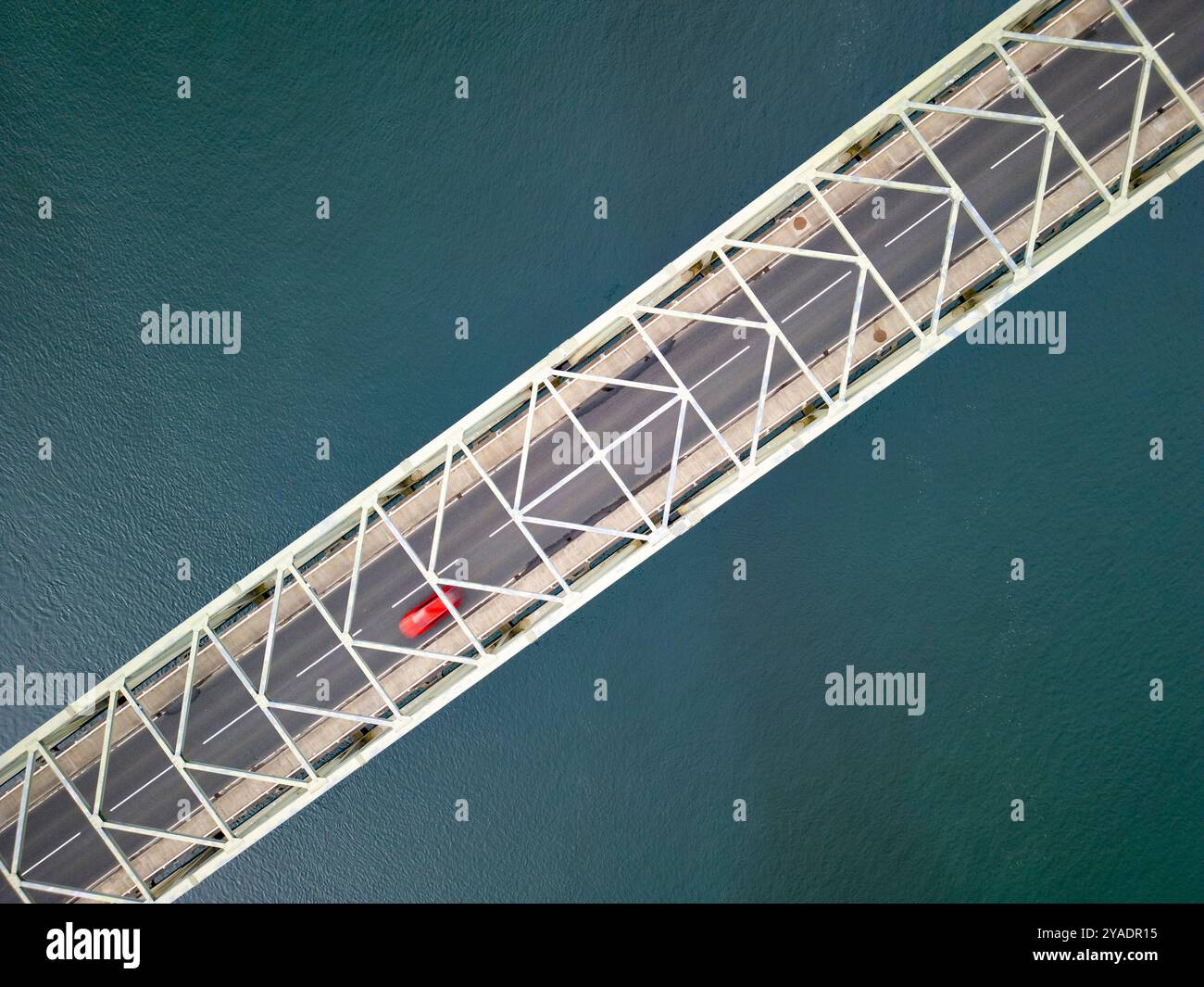 Ballachulish, Scozia, Regno Unito. 13 ottobre 2024. Vista aerea dal drone dell'auto che attraversa il ponte Ballachulish, Lochaber. Iain Masterton/Alamy Live News Foto Stock