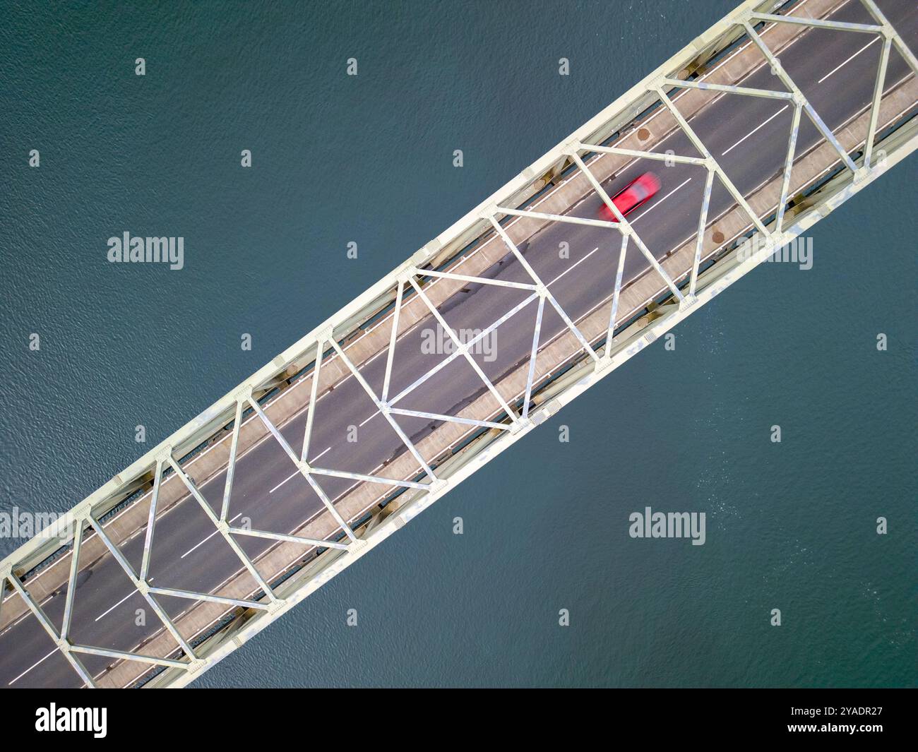 Ballachulish, Scozia, Regno Unito. 13 ottobre 2024. Vista aerea dal drone dell'auto che attraversa il ponte Ballachulish, Lochaber. Iain Masterton/Alamy Live News Foto Stock