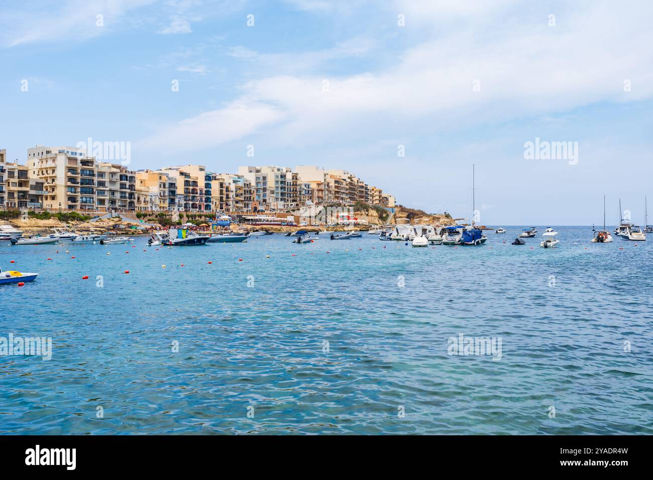 MARSALFORN, GOZO, MALTA - 1 SETTEMBRE 2024: Una pittoresca baia di Marsalforn è una delle spiagge più popolari di Gozo e un paradiso per gli sport acquatici Foto Stock