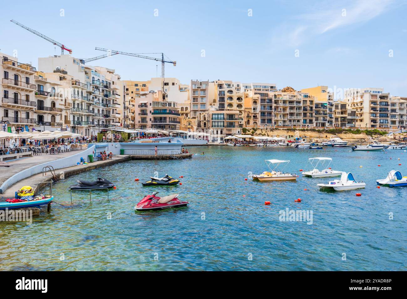 MARSALFORN, GOZO, MALTA - 1 SETTEMBRE 2024: Una pittoresca baia di Marsalforn è una delle spiagge più popolari di Gozo e un paradiso per gli sport acquatici Foto Stock