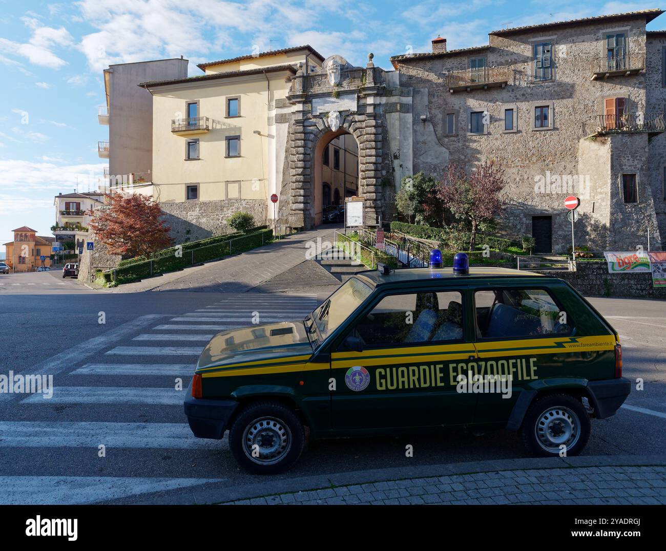 Auto ufficiale per gara ciclistica parcheggiata accanto ad un passaggio pedonale a Montefiascone, Italia. 13 ottobre 2024 Foto Stock