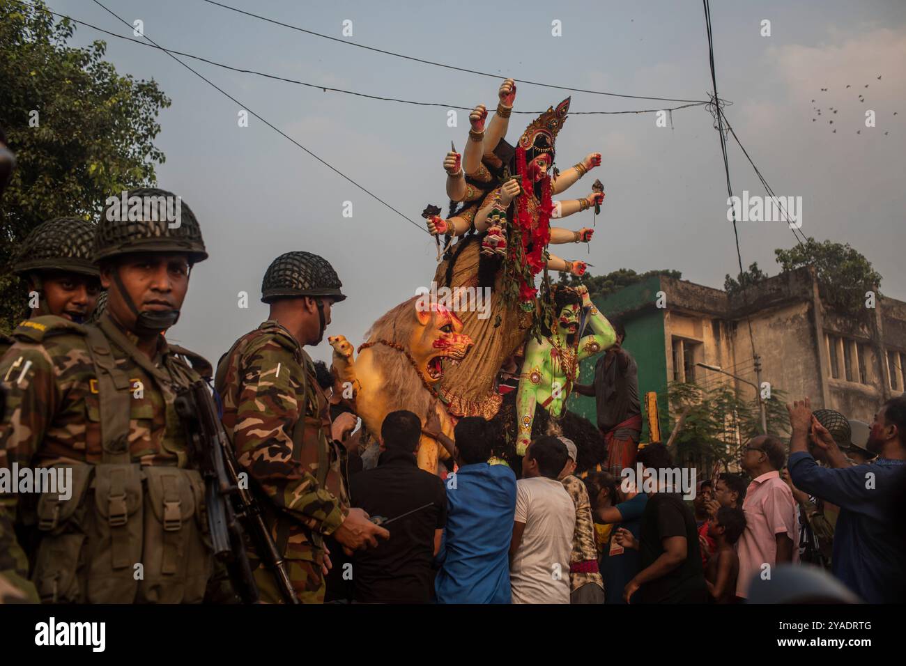 I devoti indù portano un idolo della dea Durga durante l'ultimo giorno del festival Durga Puja. Il Durga Puja Festival è celebrato in tutto il Bangladesh e culmina nell'immersione degli idoli della dea indù Durga per simboleggiare il potere e il trionfo del bene sul male nella mitologia indù. Foto Stock