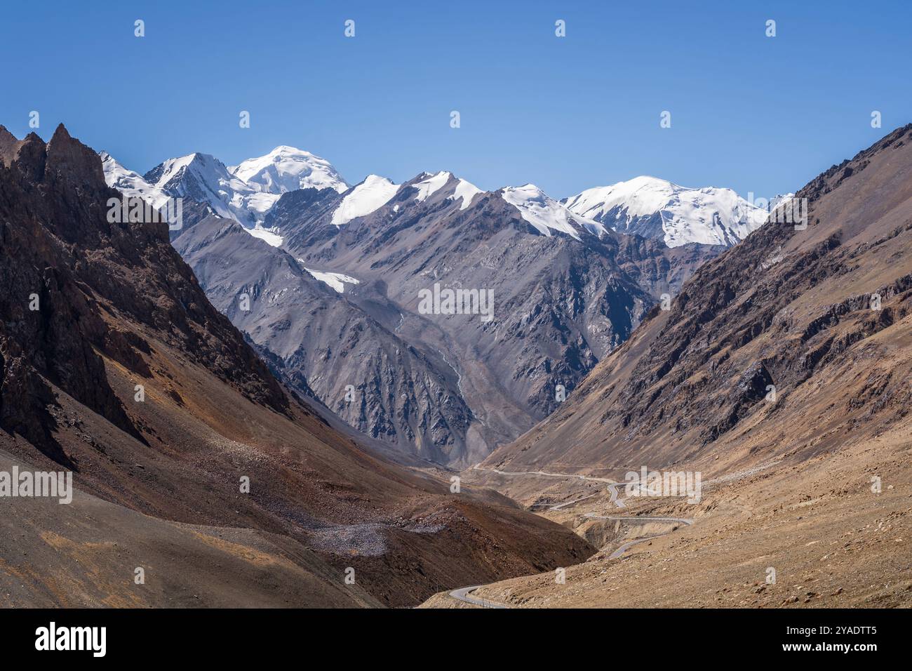 Vista panoramica della catena montuosa del Karakoram sulla Karakoram Highway nel Parco Nazionale di Khunjerab, Hunza, Gilgit-Baltistan, Pakistan Foto Stock