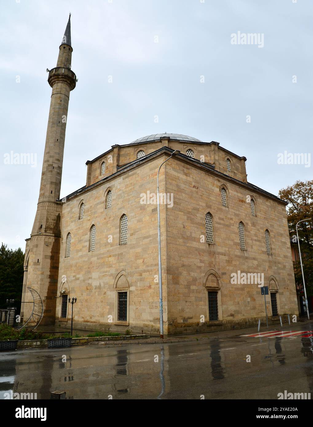 La storica Moschea Fatih Sultan Mehmet a Pristina, in Kosovo, fu costruita dagli Ottomani. Foto Stock