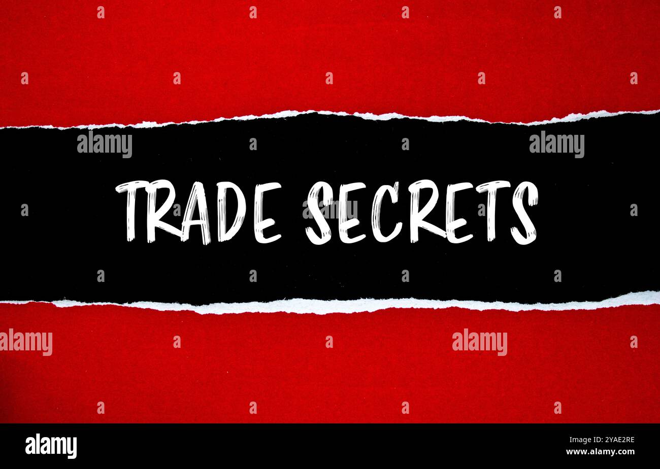 Messaggio segreto commerciale scritto su carta strappata rossa con sfondo nero. Simbolo dei segreti commerciali concettuali. Copia spazio. Foto Stock
