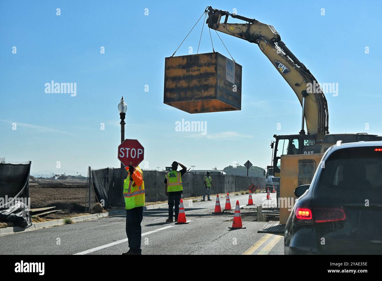 IRVINE, CALIFORNIA - 11 ottobre 2024: I lavoratori fermano il traffico in un cantiere nella zona di Great Park Communities di Irvine. Foto Stock