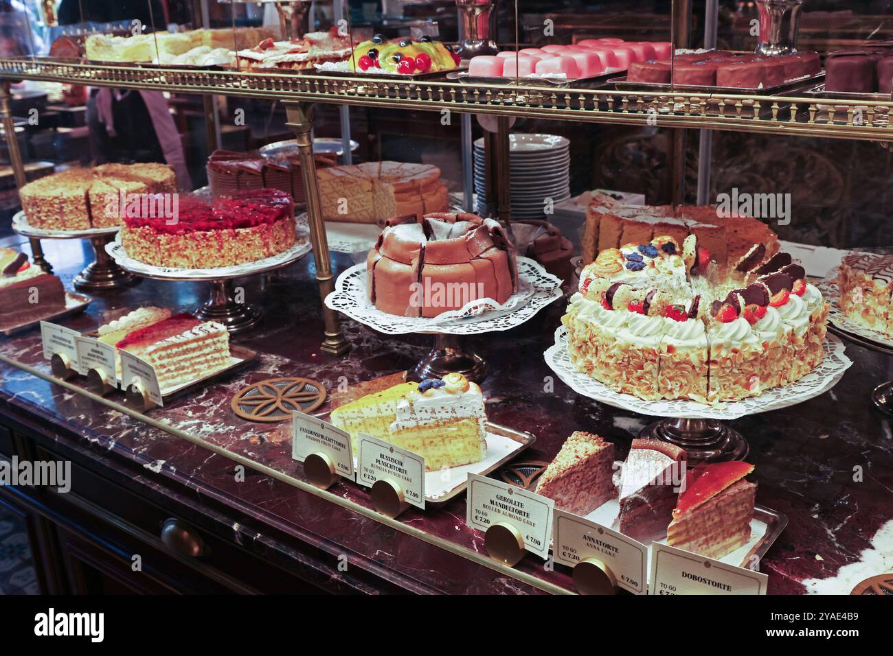 Austria, Vienna - 25 aprile 2024: Banco torte nella pasticceria Demel Foto Stock