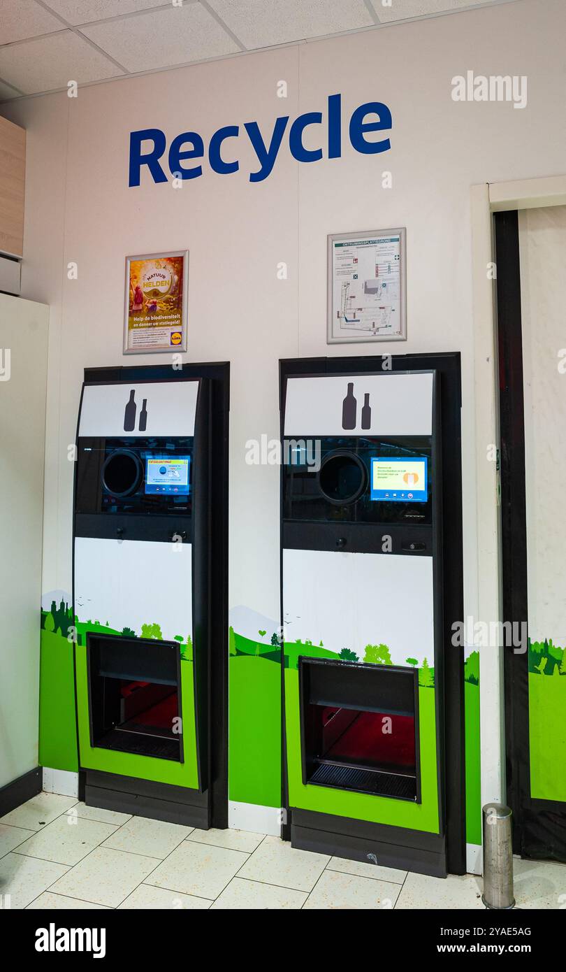 Dispositivi in un supermercato per introdurre lattine e bottiglie di plastica per il riciclaggio Foto Stock