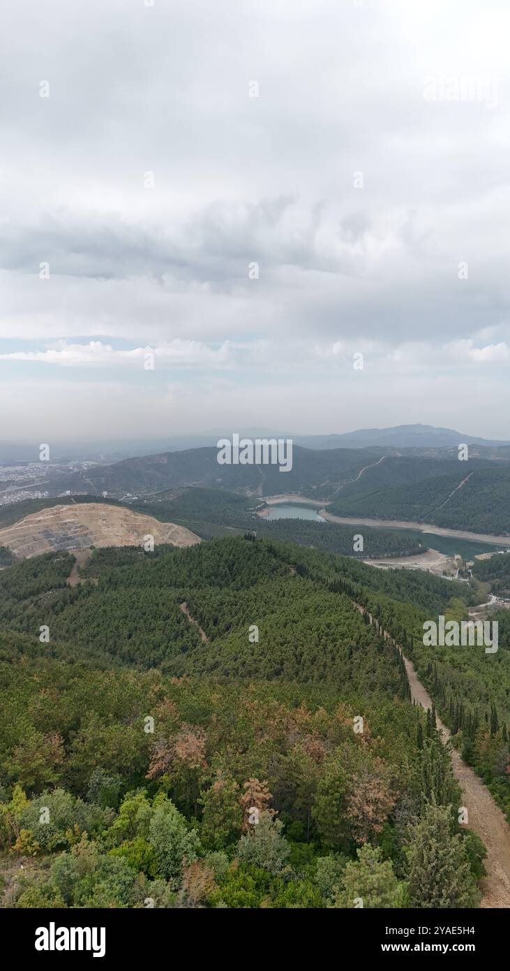 Foto verticale della natura sopra la collina con percorso singolo sulla vetta della montagna. Foto Stock