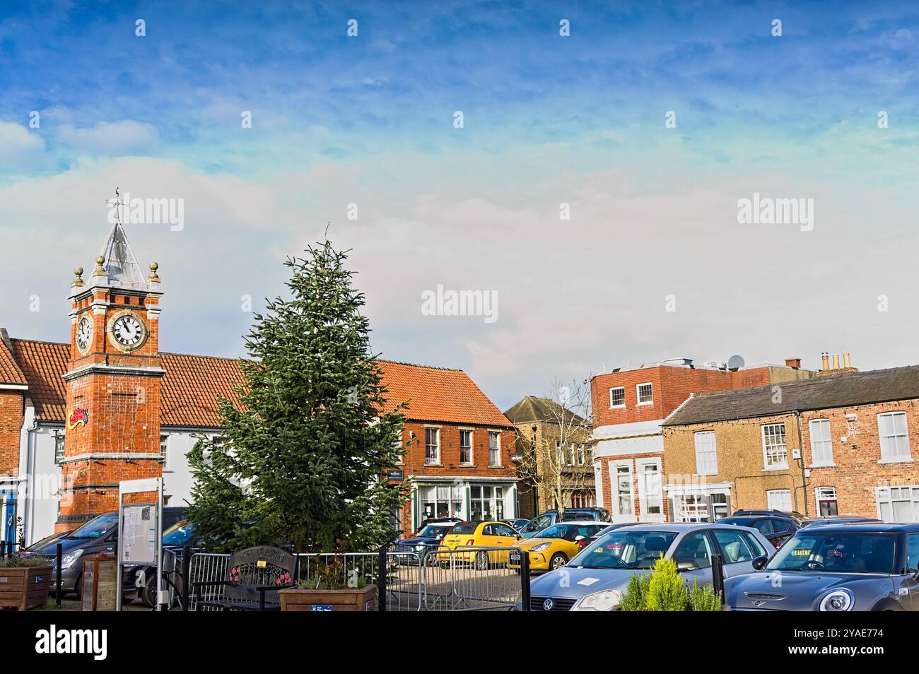 Albero di Natale e torre dell'orologio nel mercato del villaggio di Wainfleet All Saints Lincolnshire Foto Stock