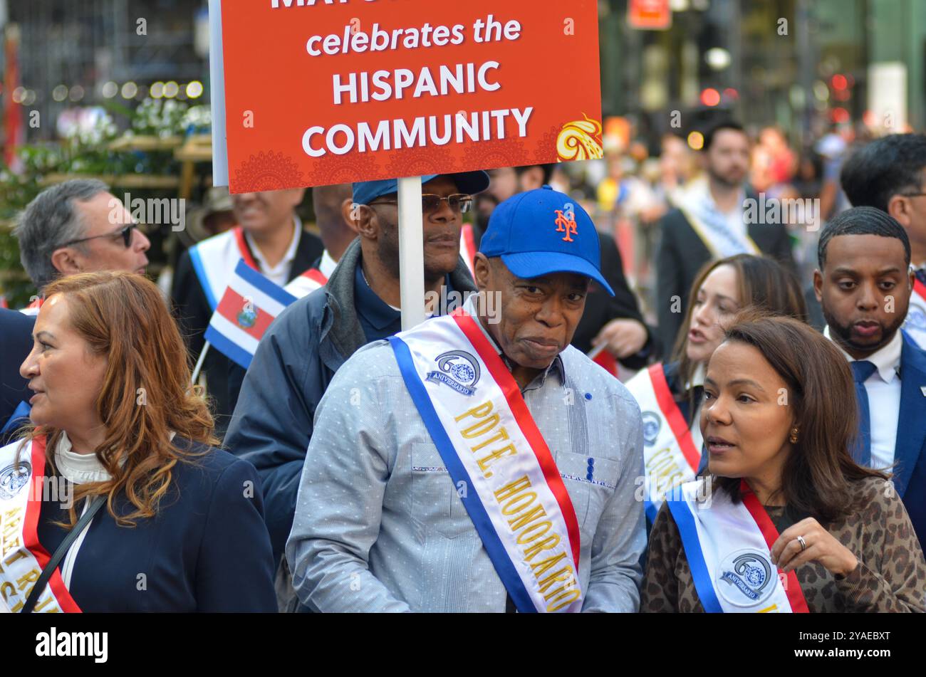 New York, Stati Uniti. 13 ottobre 2024. Il sindaco Eric Adams marcia alla Hispanic Day Parade lungo la Sixth Avenue a New York. Crediti: Ryan Rahman/Alamy Live News Foto Stock