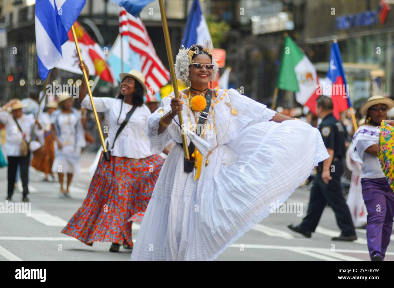 New York, Stati Uniti. 13 ottobre 2024. Un partecipante è ballare alla Hispanic Day Parade lungo la Sixth Avenue a New York City. Crediti: Ryan Rahman/Alamy Live News Foto Stock