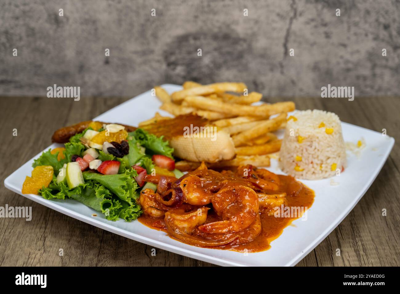 diablo di gamberi piccanti alla griglia servito con patatine fritte, toast e riso per una deliziosa cena messicana a base di pesce. Foto Stock