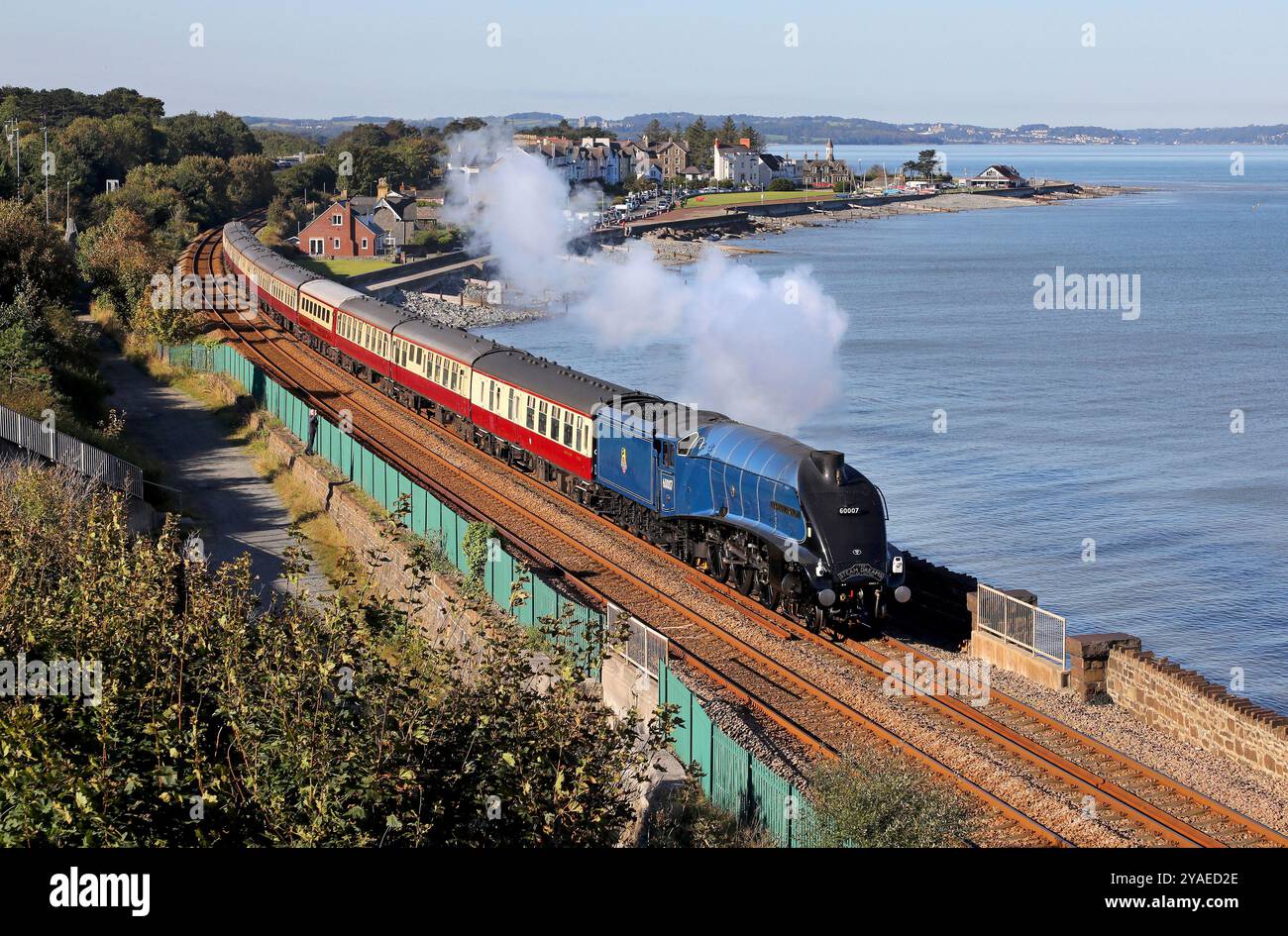 60007 Sir Nigel Gresley passa Llanfairfechan sul 18.9.24 con Holyhead alla sezione Crewe del gallese Dragon. Foto Stock