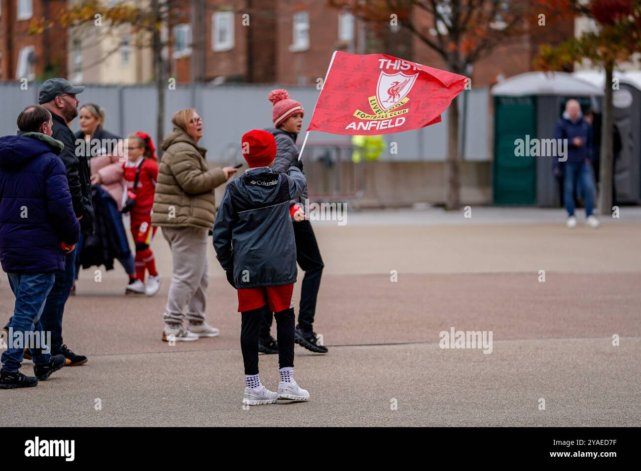 Liverpool, Regno Unito. Domenica 13 ottobre 2024, Barclays Women's Super League: Liverpool FC Women vs Manchester City Women at Anfield. Pre-partita dei tifosi del Liverpool con una bandiera intorno allo stadio. Credito James Giblin/Alamy Live News. Foto Stock