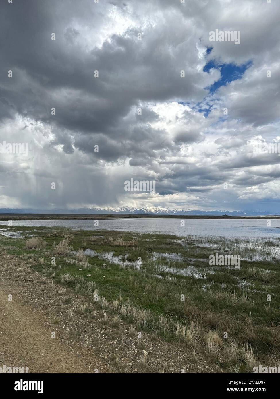 Giornata nuvolosa in un lago del Colorado - Immagine stock catturata con smartphone