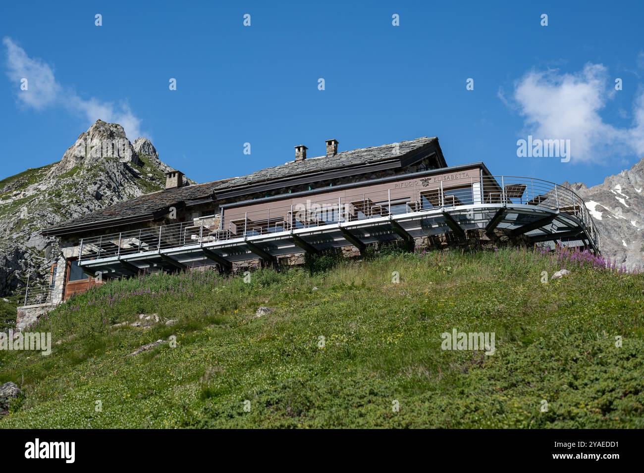 Valle d'Aosta, Italia - 08 agosto 2024: Rifugio Elisabetta e terrazza ristorante. Foto Stock