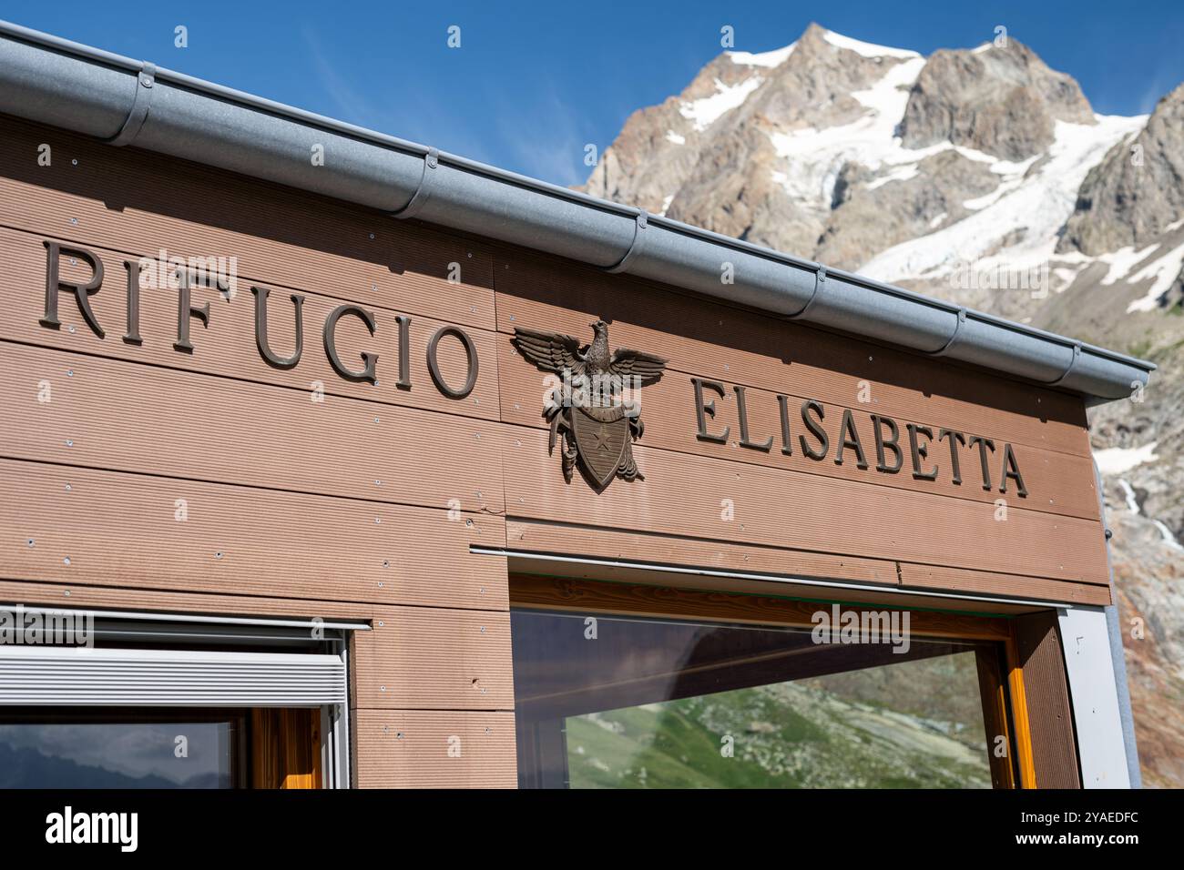 Valle d'Aosta, Italia - 08 agosto 2024: Il Rifugio Elisabetta è un rifugio nelle Alpi italiane a 2.195 m di altitudine, sul Tour du Mont Blanc. Foto Stock