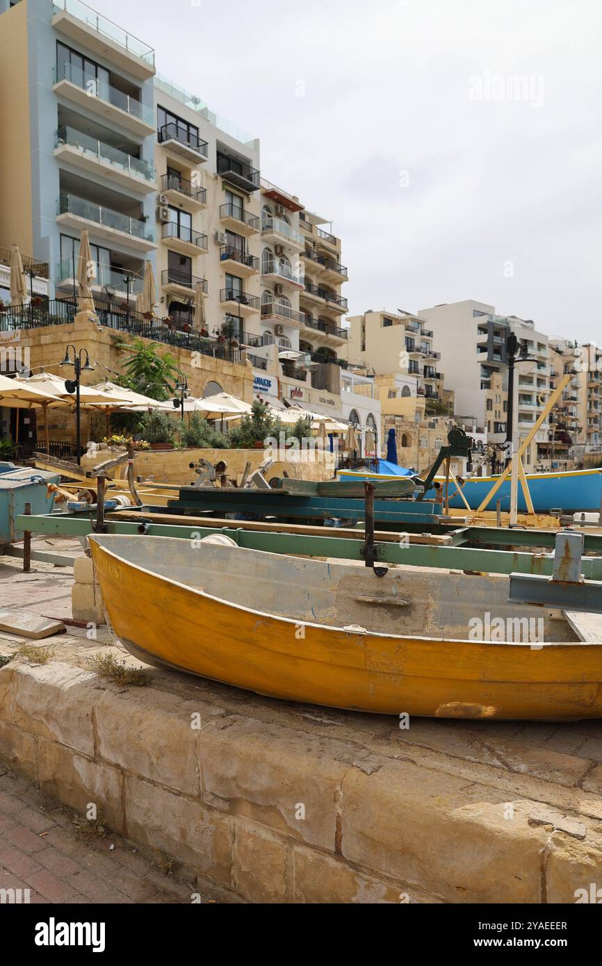 Stivale gelbes. Riparaz. barca gialla. riparazione. porto. Malta. St. Giljan. Beton. Foto Stock