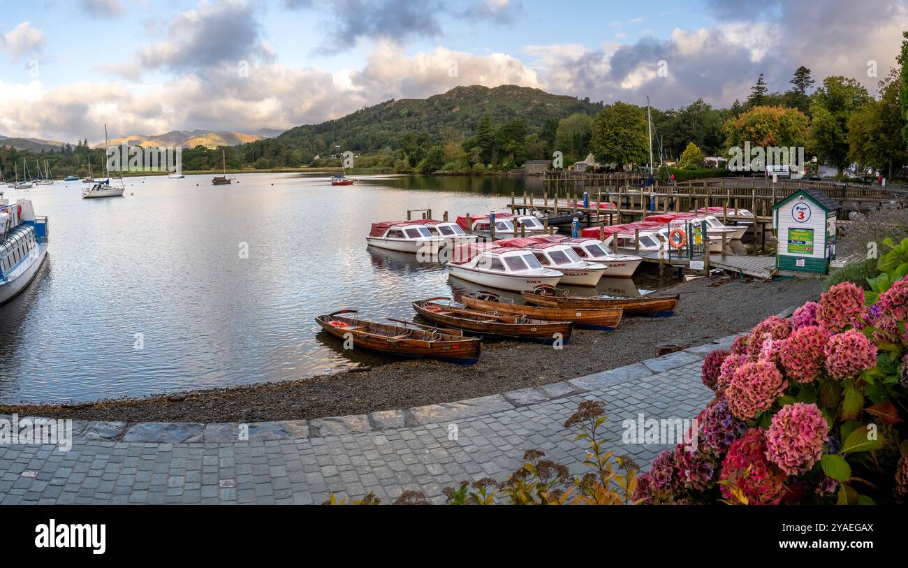 WATERHEAD, AMBLESIDE, REGNO UNITO - 11 SETTEMBRE 2024. Barche da diporto e barche a remi a noleggio dal molo Ambleside di Waterhead, all'estremità settentrionale del lago W. Foto Stock