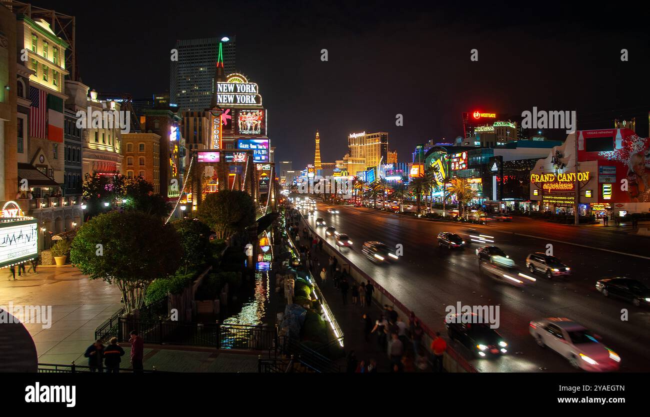 LAS VEGAS, NEVADA, Stati Uniti – 11 NOVEMBRE 2011: Vista notturna della strada principale Las Vegas Boulevard Foto Stock