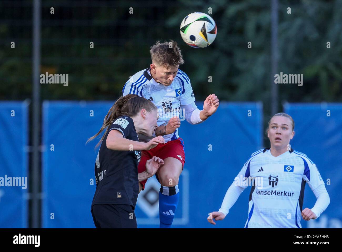 Amburgo, Germania. 13 ottobre 2024. v.li.: Suus van der Drift (Borussia Mönchengladbach, 21) und Jobina Lahr (Hamburger SV, 31) im Kopfballduell, Kopfball, Zweikampf, Action, AKTION, SPIELSZENE, DIE DFB-RICHTLINIEN UNTERSAGEN JEGLICHE NUTZUNG VON FOTOS ALS SEQUENZBILDER UND/ODER VIDEOÄHNLICHE FOTOSTRECKEN. LE NORMATIVE DFB VIETANO QUALSIASI USO DI FOTOGRAFIE COME SEQUENZE DI IMMAGINI E/O QUASI-VIDEO., 13.10.2024, AMBURGO (DEUTSCHLAND), FUSSBALL, 2. Frauen-Bundesliga, Hamburger SV - Borussia Mönchengladbach crediti: dpa/Alamy Live News Foto Stock