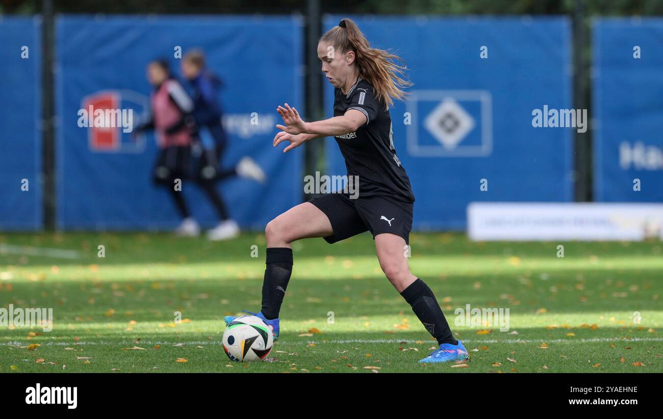 Amburgo, Germania. 13 ottobre 2024. v.li.: Suus van der Drift (Borussia Mönchengladbach, 21) am Ball, Freisteller, Einzelbild, Ganzkörper, AKTION, ACTION, SPIELSZENE, DIE DFB-RICHTLINIEN UNTERSAGEN JEGLICHE NUTZUNG VON FOTOS ALS SEQUENZBILDER UND/ODER VIDEOÄHNLICHE FOTOSTRECKEN. LE NORMATIVE DFB VIETANO QUALSIASI USO DI FOTOGRAFIE COME SEQUENZE DI IMMAGINI E/O QUASI-VIDEO., 13.10.2024, AMBURGO (DEUTSCHLAND), FUSSBALL, 2. Frauen-Bundesliga, Hamburger SV - Borussia Mönchengladbach crediti: dpa/Alamy Live News Foto Stock