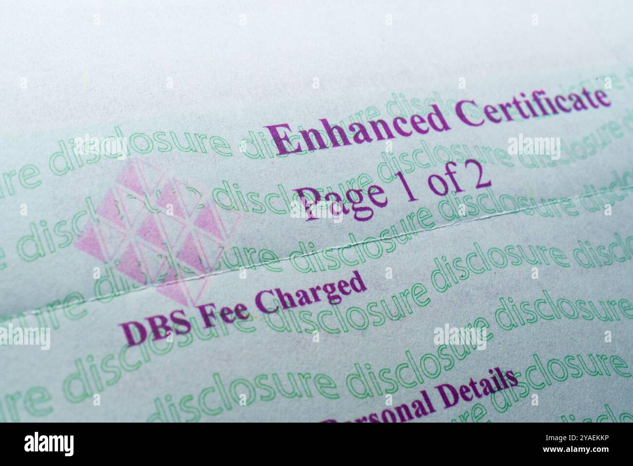 Primo piano del certificato DBS avanzato del Regno Unito che mostra l'intestazione del documento con pagina 1 di 2 e i dettagli delle spese per il controllo dei casellari giudiziari. Stafford, Regno Unito Foto Stock