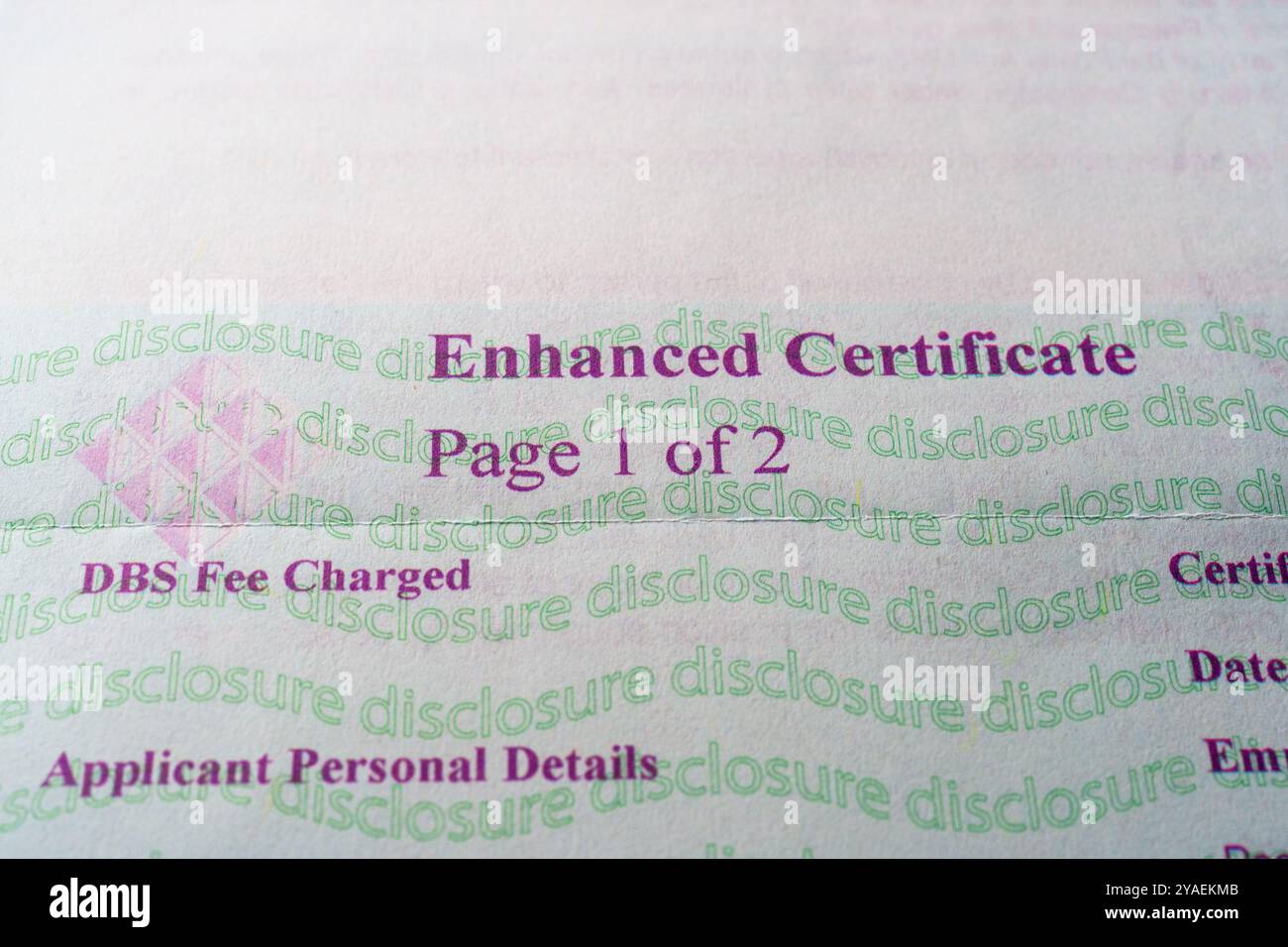 Primo piano del certificato Enhanced DBS del Regno Unito pagina 1 di 2 che mostra i dettagli informativi per i controlli precedenti all'assunzione. Stafford, Regno Unito, agosto Foto Stock