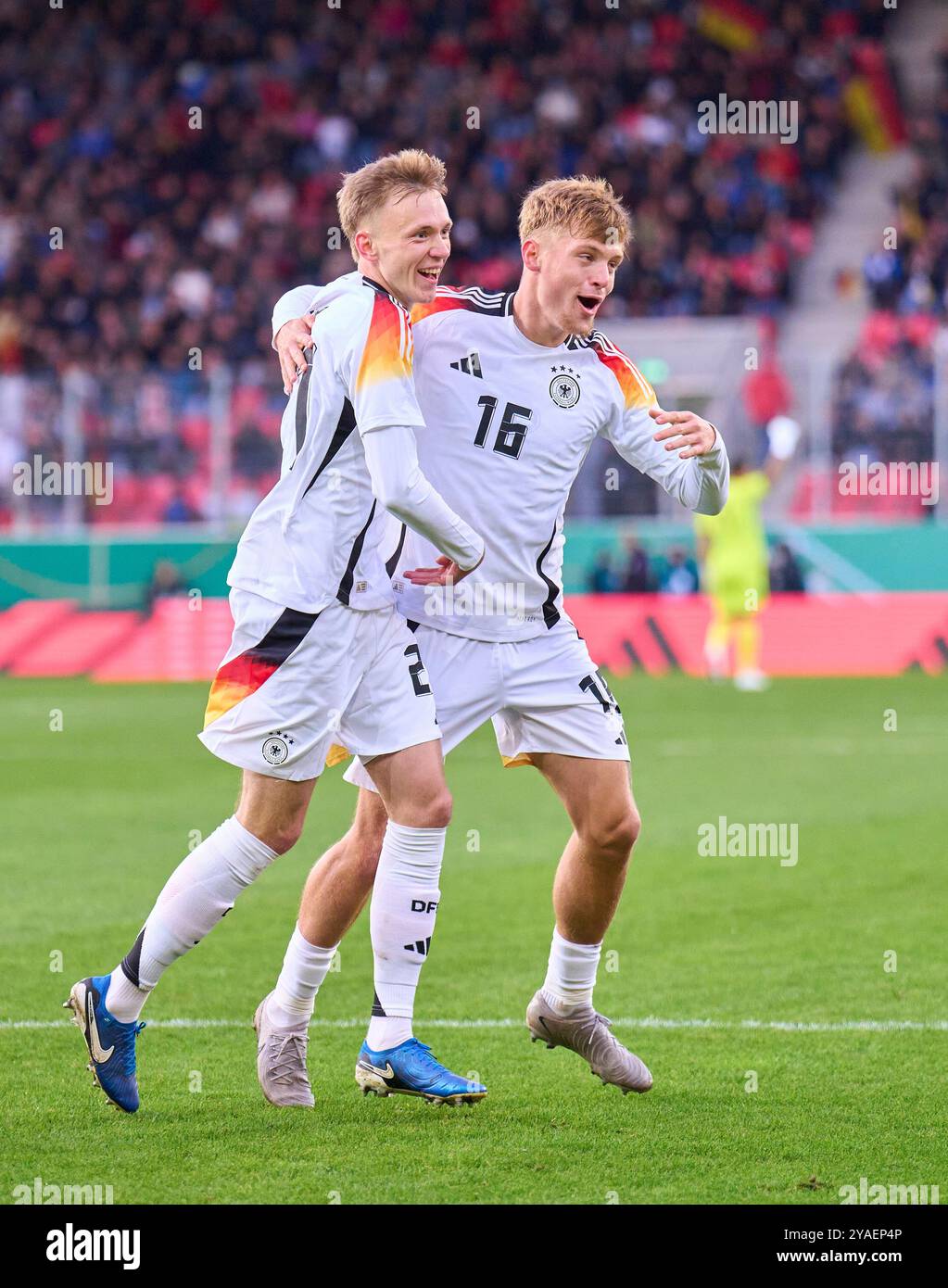 Ratisbona, Germania. 11 ottobre 2024. Maximilian Beier, DFB U21 Nr.21 segna, tira 1-0 goal, Tor, Treffer, Torschuss, celebra il suo obiettivo, felice, ridere, festeggiare, con Luca Netz, DFB U21 Nr.16 nella partita di qualificazione EM GERMANIA U21 - BULGARIA 2-1 U 21 European Championship Qualification l'11 ottobre 2024 a Ratisbona, Germania. Stagione 2024/2025 fotografo: ddp Images/STAR-Images credito: ddp media GmbH/Alamy Live News Foto Stock
