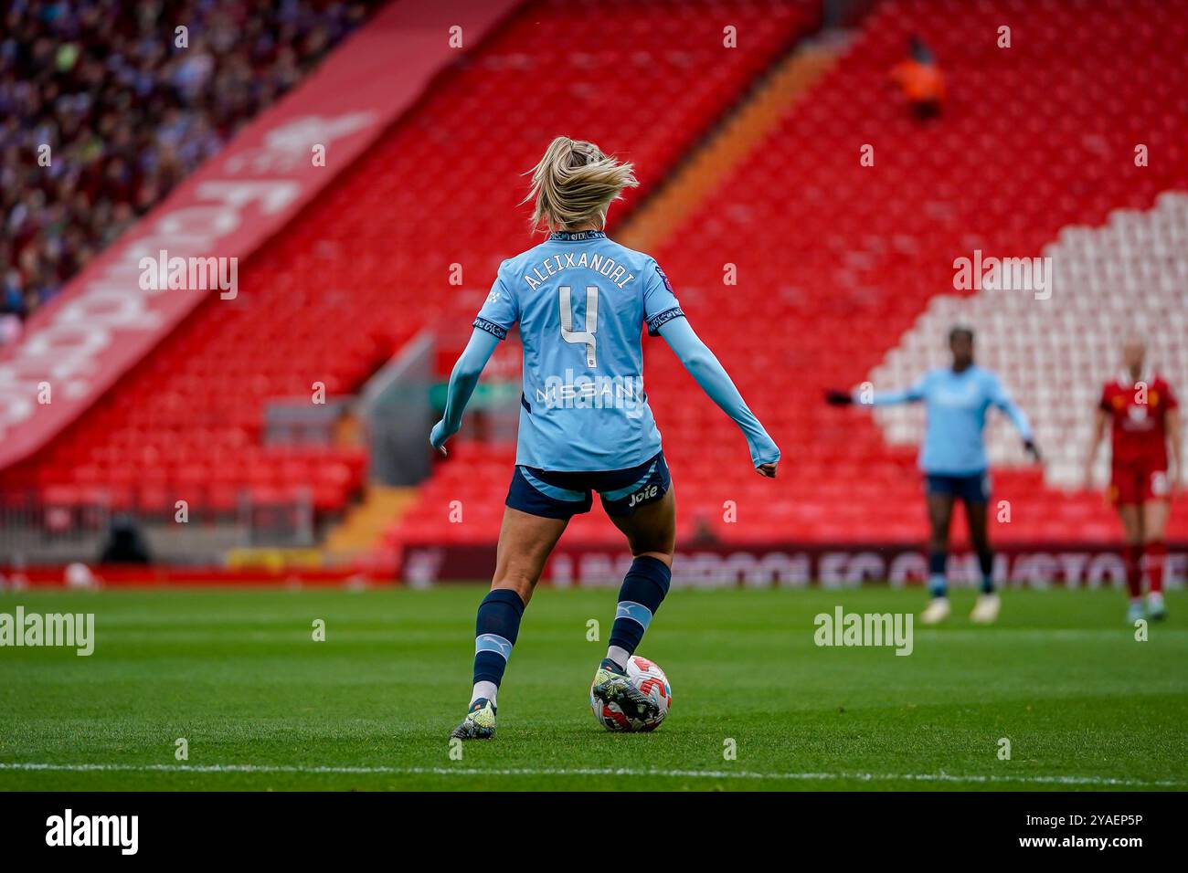 Liverpool, Regno Unito. Domenica 13 ottobre 2024, Barclays Women's Super League: Liverpool FC Women vs Manchester City Women at Anfield. Laia Aleixandri in cerca di opzioni. Credito James Giblin/Alamy Live News. Foto Stock