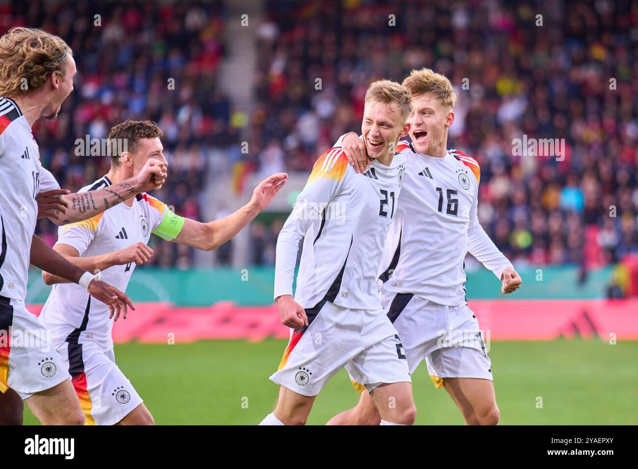 Ratisbona, Germania. 11 ottobre 2024. Maximilian Beier, DFB U21 Nr.21 segna, tira 1-0 goal, Tor, Treffer, Torschuss, celebra il suo obiettivo, felice, ridere, festeggiare, con Luca Netz, DFB U21 Nr.16 Eric Martel, DFB U21 Nr.6 nella partita di qualificazione EM GERMANIA U21 - BULGARIA 2-1 U 21 European Championship Qualification l'11 ottobre 2024 a Ratisbona, Germania. Stagione 2024/2025 fotografo: ddp Images/STAR-Images credito: ddp media GmbH/Alamy Live News Foto Stock