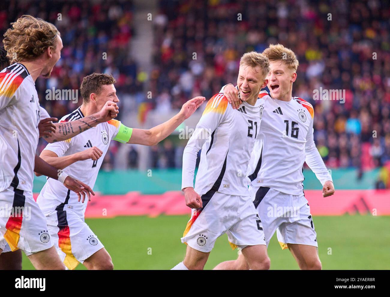 Ratisbona, Germania. 11 ottobre 2024. Maximilian Beier, DFB U21 Nr.21 segna, tira 1-0 goal, Tor, Treffer, Torschuss, celebra il suo obiettivo, felice, ridere, festeggiare, con Luca Netz, DFB U21 Nr.16 Eric Martel, DFB U21 Nr.6 nella partita di qualificazione EM GERMANIA U21 - BULGARIA 2-1 U 21 European Championship Qualification l'11 ottobre 2024 a Ratisbona, Germania. Stagione 2024/2025 fotografo: ddp Images/STAR-Images credito: ddp media GmbH/Alamy Live News Foto Stock