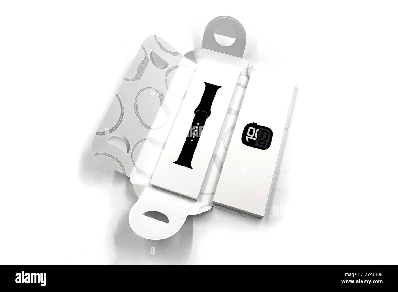 Confezione con la nuova configurazione dello smartwatch Apple Watch serie 10 del 2024, unboxing e braccialetto intercambiabile su sfondo blu Design elegante Foto Stock
