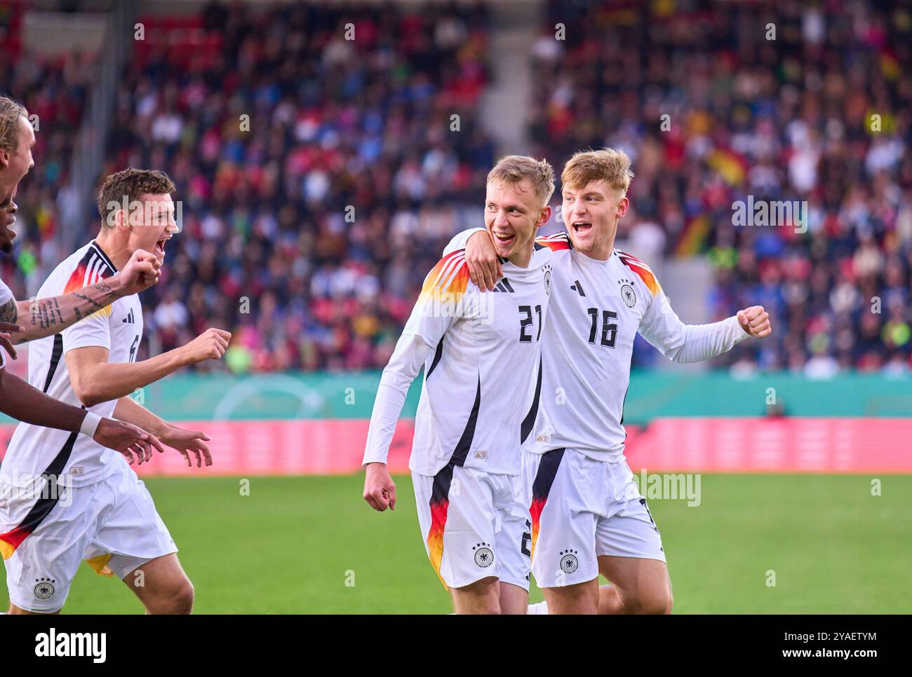Maximilian Beier, DFB U21 Nr.21 segna, tira 1-0 goal, Tor, Treffer, Torschuss, festeggia il suo gol, felice, ridere, festeggiare, con Luca Netz, DFB U21 Nr.16 Eric Martel, DFB U21 Nr.6 nel match di qualificazione EM GERMANIA U21 - BULGARIA 2-1 U 21 European Championship Qualification l'11 ottobre 2024 a Ratisbona, Germania. Stagione 2024/2025 fotografo: Peter Schatz Foto Stock